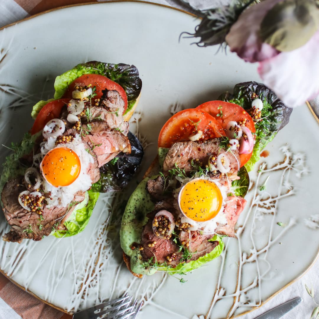 Helstekt entrecote serveras på modern bookmakertoast med örtig dressing