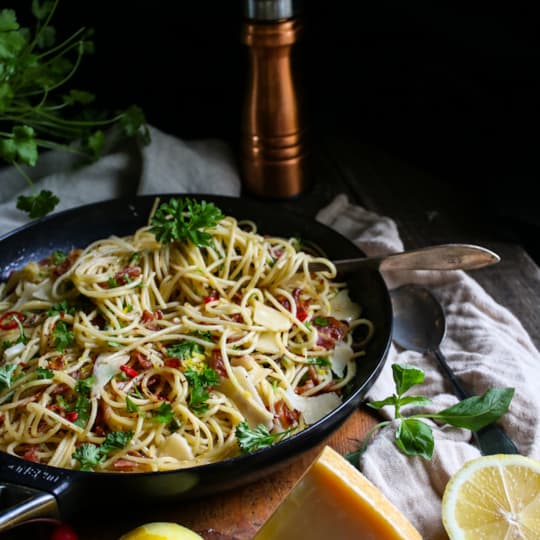 Spagetti med bacon, parmesan och chili