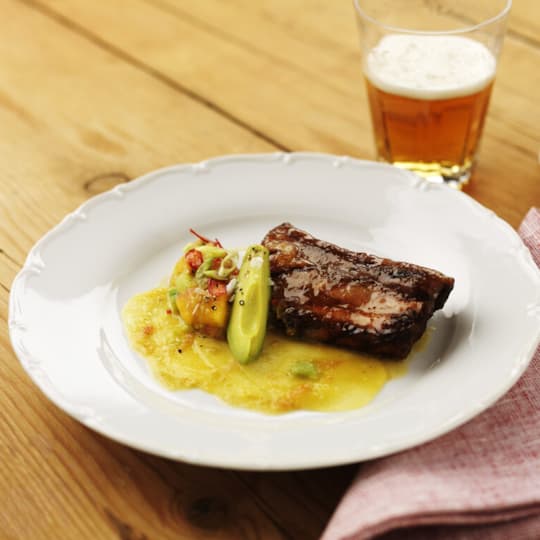 Grillade piggribs med mango- och avokadosallad