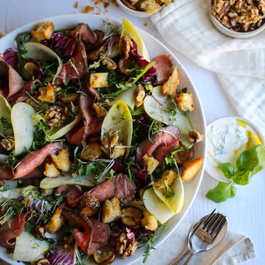 Rostbiffsallad med päron, jordärtskocka och valnötter