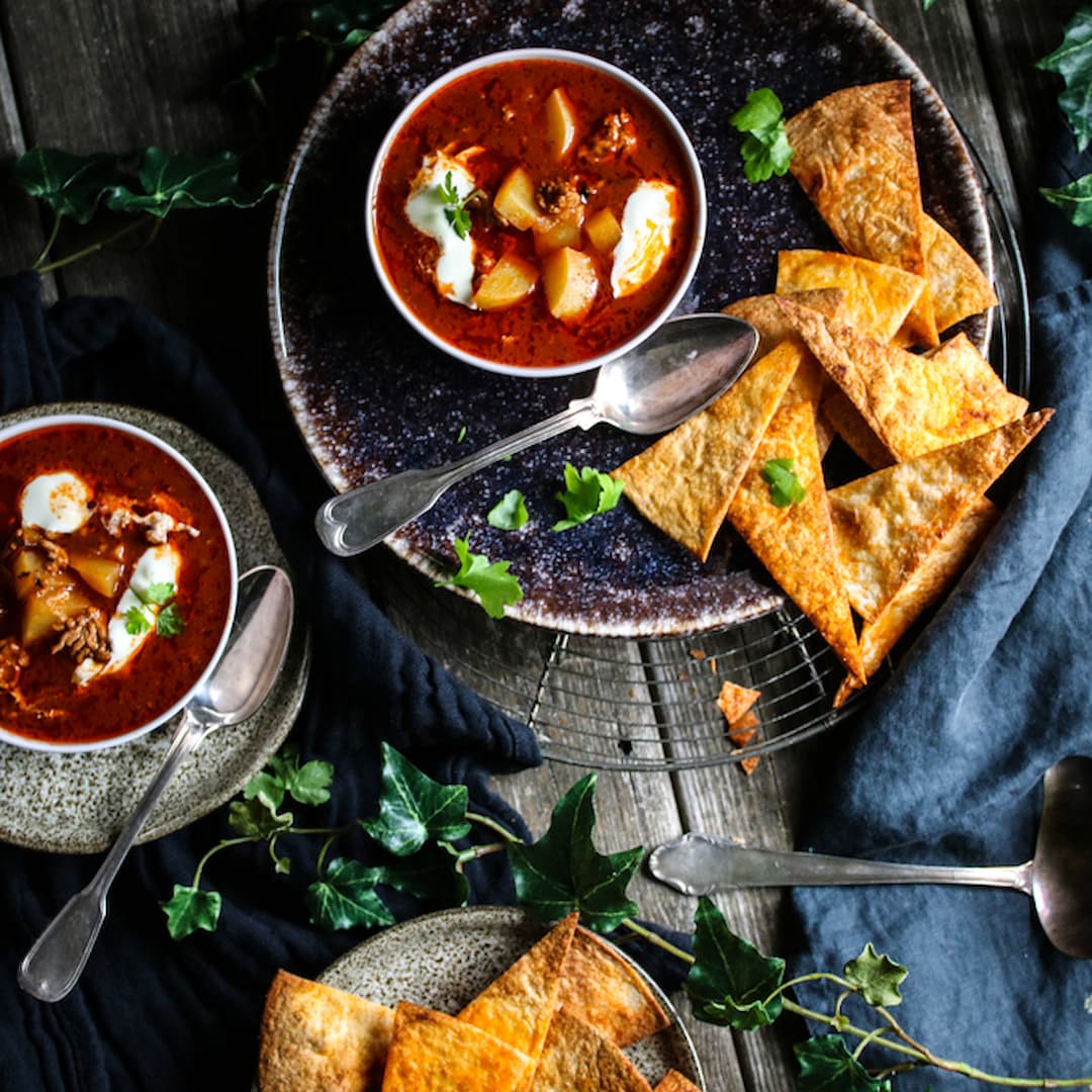 Gulasch på färs med rostade tortillas