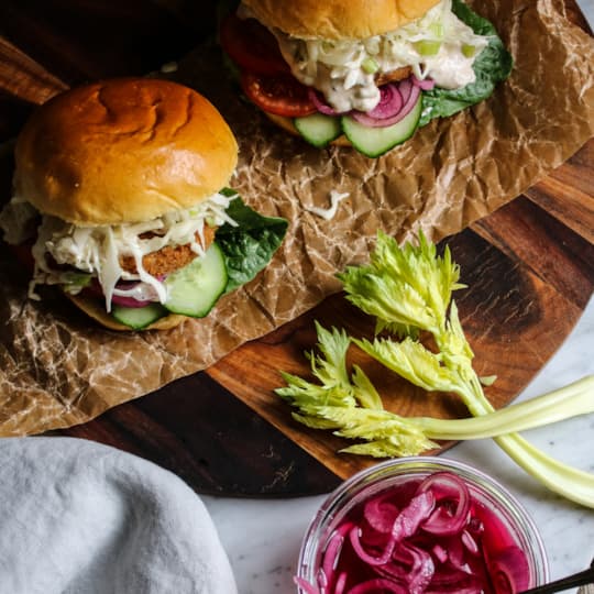 Krispig ärtburgare i Potato Bun, picklad rödlök, BBQ-dressing