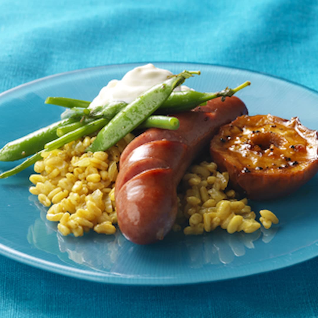 Bratwurst med currydoftande matvete, honungbakat äpple och pepparrotskräm