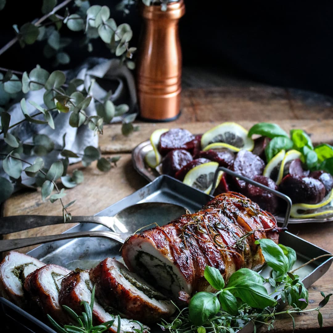 Porchetta med vitlök, örter och bacon - serveras kokta, vitlöksslungade betor