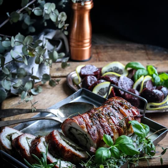 Porchetta med vitlök, örter och bacon - serveras kokta, vitlöksslungade betor