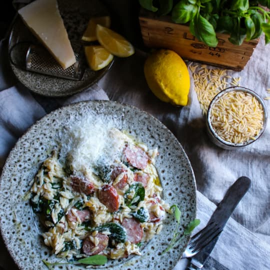 Krämig orzo med bratwurst, spenat och pecorino ost